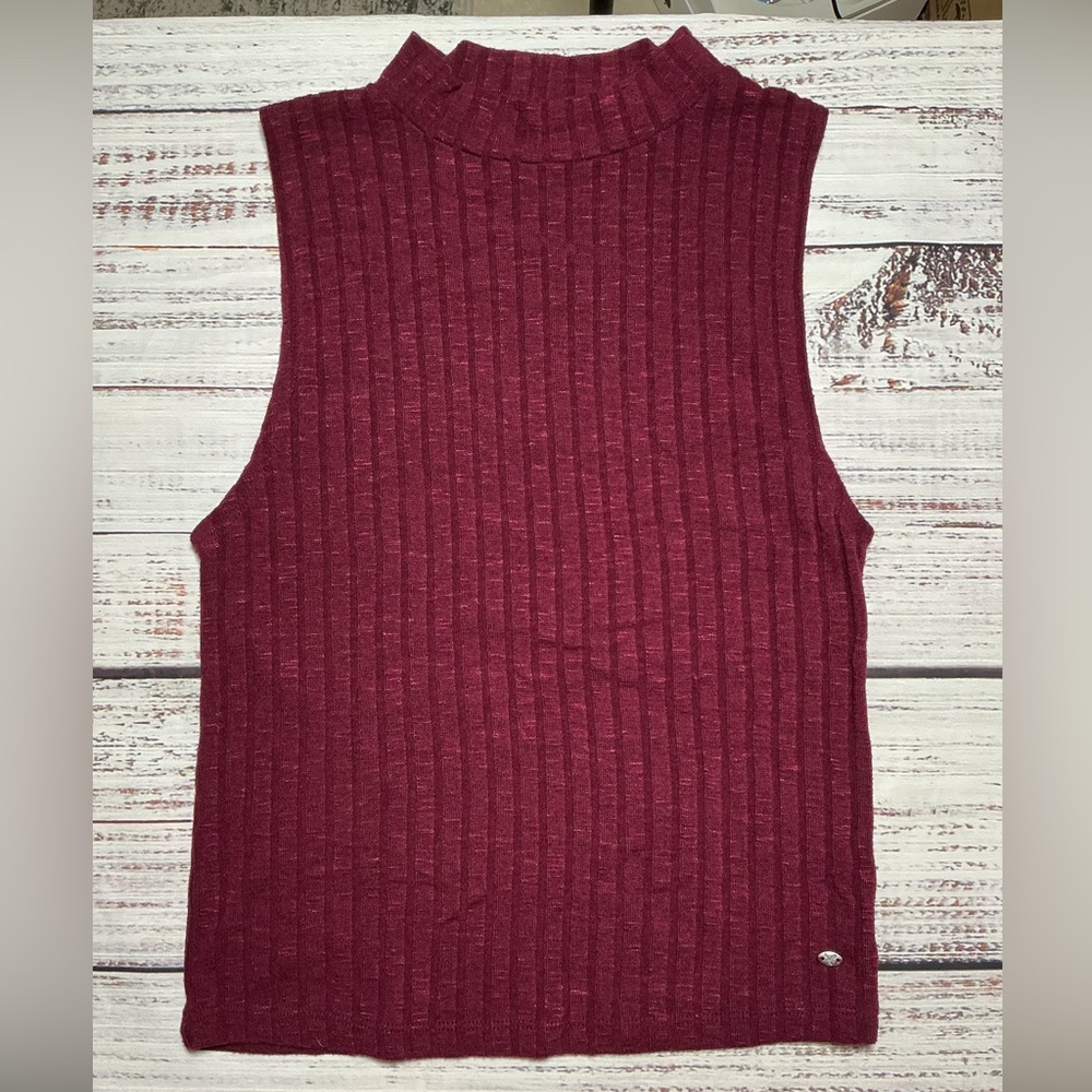 American Eagle Outfitters sleeveless maroon top. Size M